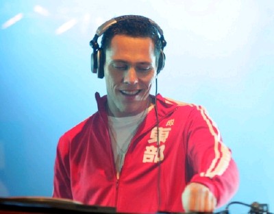 Tiesto - Live at Museumplein (Amsterdam) (30-04-2010) Tiesto - Live at Museumplein (Amsterdam) (30-04-2010)